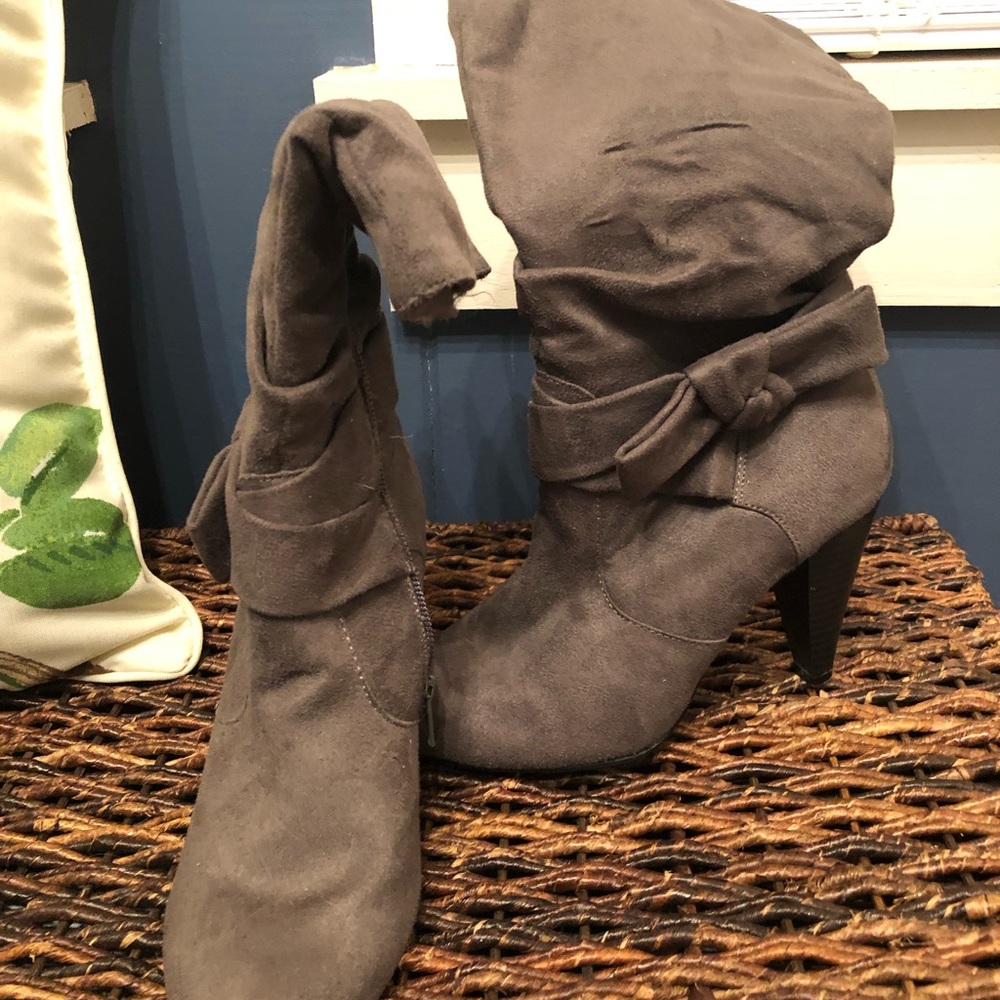 Mid-calf suede boot with bow accent
